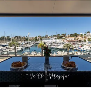 bel-appartement-avec-vue-panoramique-sur-le-port.fr-provencehotel.com/